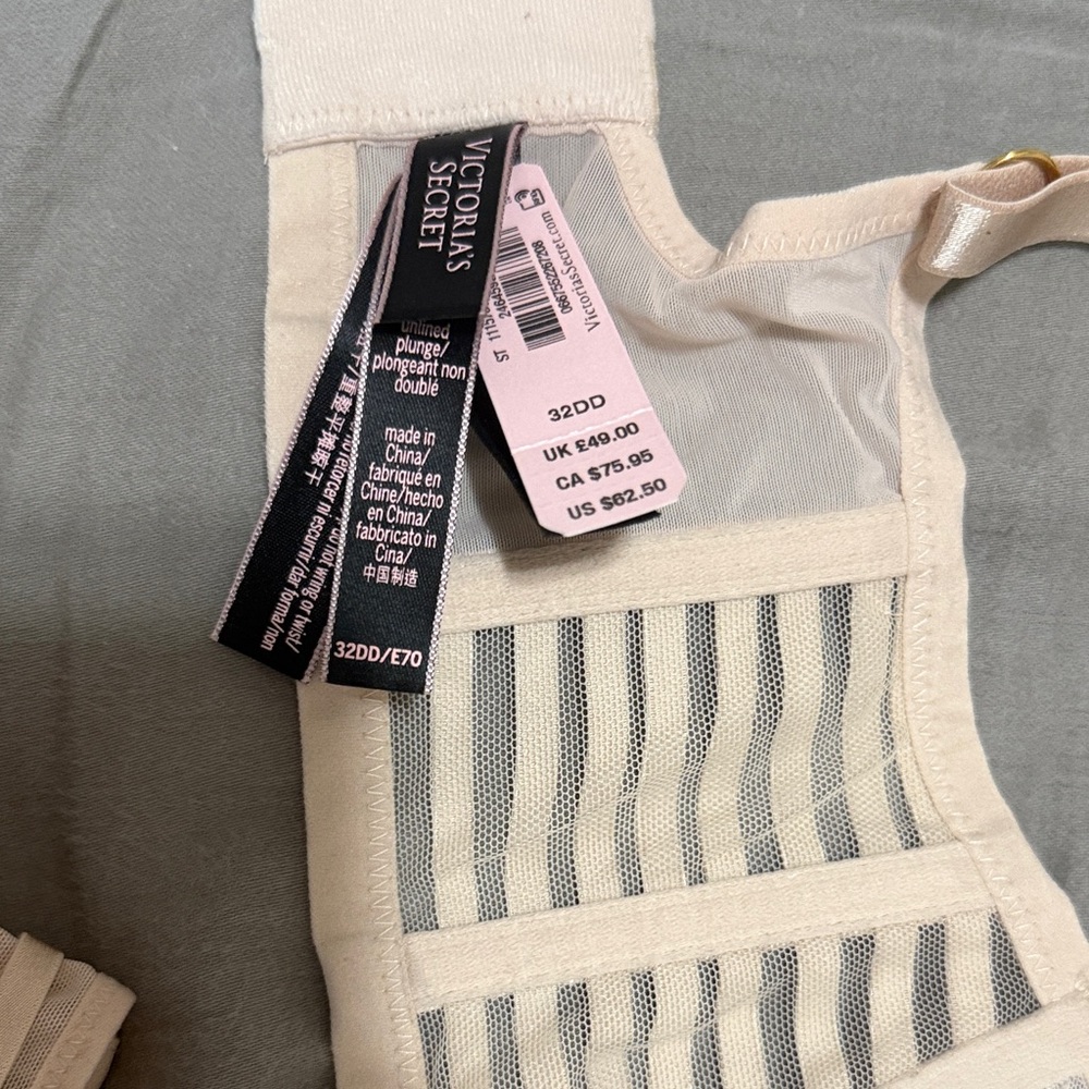 Victoria's Secret Cream Bra and Panty Set - Picture 2 of 5